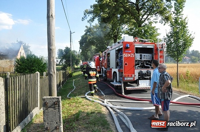 Zdjęcie w galerii na portalu naszraciborz.pl: Na Rakowcu spłonął dach domu wiadomości z regionu