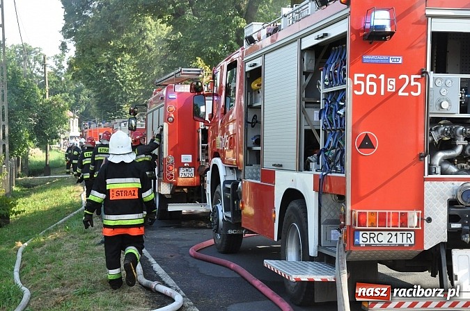 Zdjęcie w galerii na portalu naszraciborz.pl: Na Rakowcu spłonął dach domu wiadomości z regionu