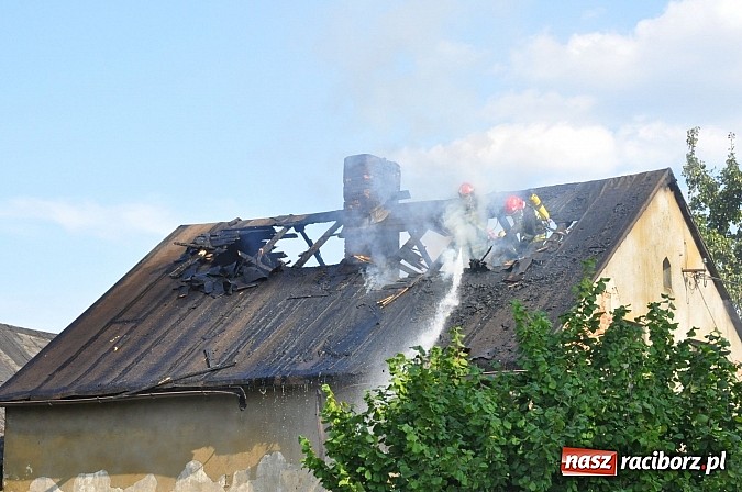 Zdjęcie w galerii na portalu naszraciborz.pl: Na Rakowcu spłonął dach domu wiadomości z regionu