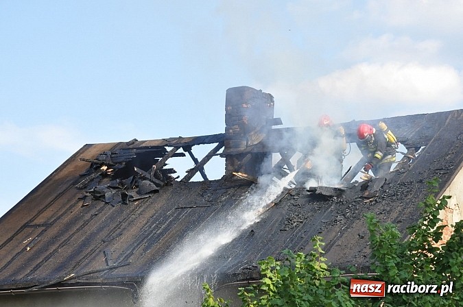 Zdjęcie w galerii na portalu naszraciborz.pl: Na Rakowcu spłonął dach domu wiadomości z regionu