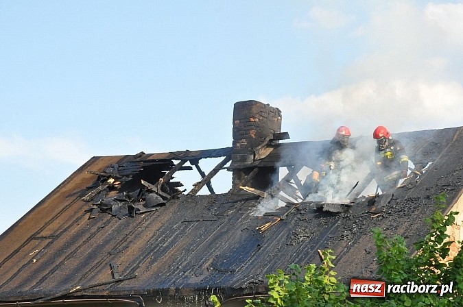 Zdjęcie w galerii na portalu naszraciborz.pl: Na Rakowcu spłonął dach domu wiadomości z regionu