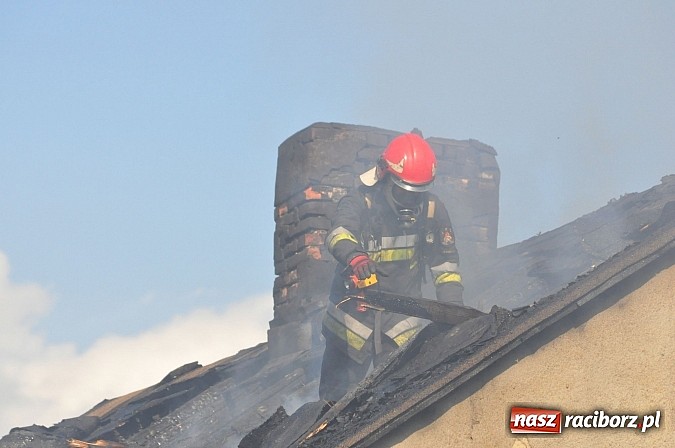 Zdjęcie w galerii na portalu naszraciborz.pl: Na Rakowcu spłonął dach domu wiadomości z regionu