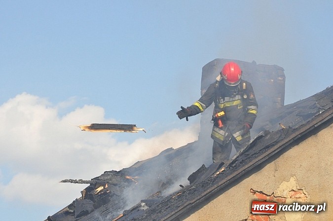 Zdjęcie w galerii na portalu naszraciborz.pl: Na Rakowcu spłonął dach domu wiadomości z regionu