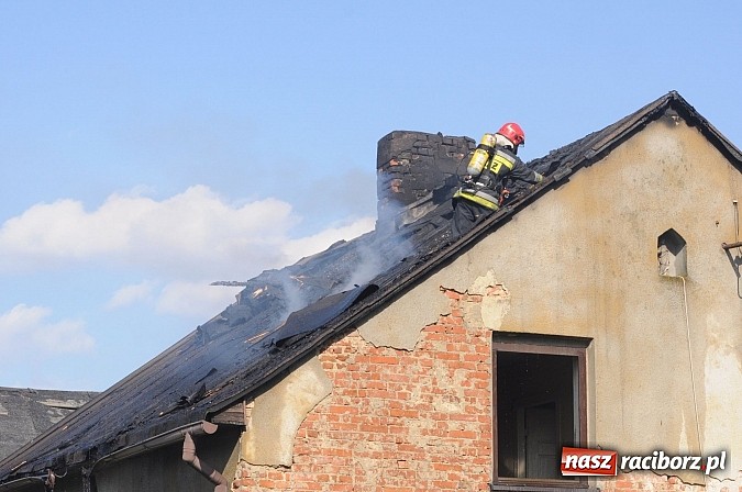 Zdjęcie w galerii na portalu naszraciborz.pl: Na Rakowcu spłonął dach domu wiadomości z regionu