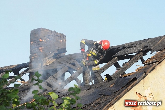 Zdjęcie w galerii na portalu naszraciborz.pl: Na Rakowcu spłonął dach domu wiadomości z regionu