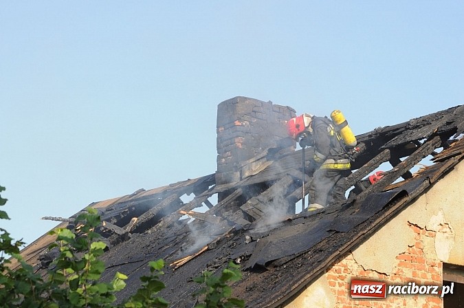 Zdjęcie w galerii na portalu naszraciborz.pl: Na Rakowcu spłonął dach domu wiadomości z regionu
