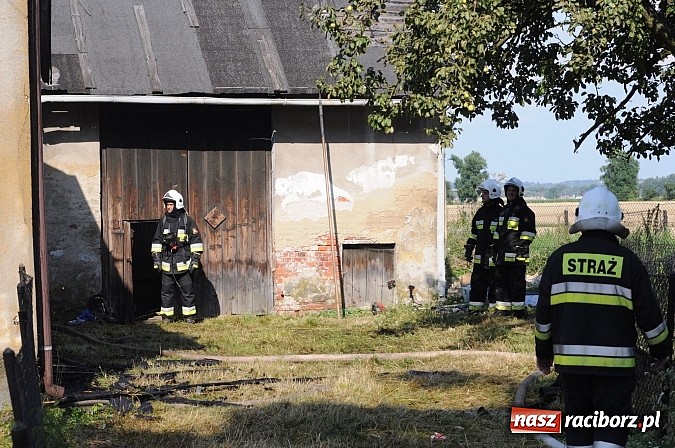 Zdjęcie w galerii na portalu naszraciborz.pl: Na Rakowcu spłonął dach domu wiadomości z regionu