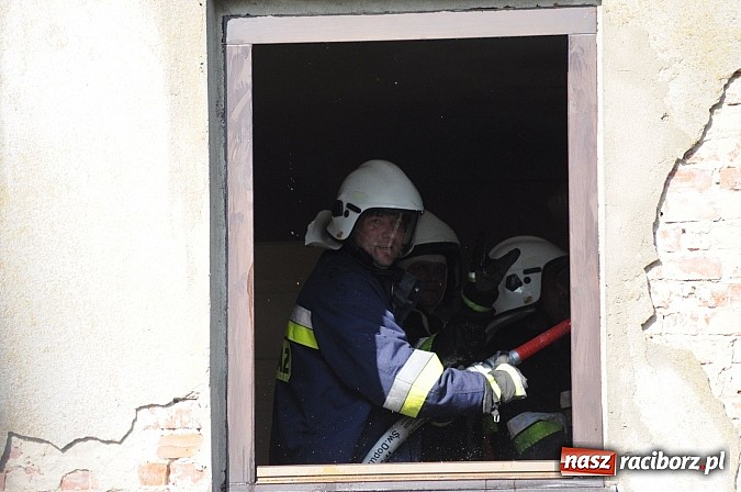 Zdjęcie w galerii na portalu naszraciborz.pl: Na Rakowcu spłonął dach domu wiadomości z regionu