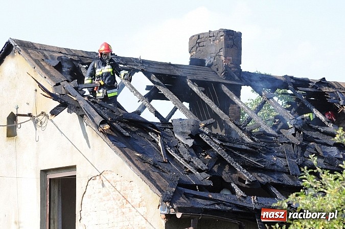 Zdjęcie w galerii na portalu naszraciborz.pl: Na Rakowcu spłonął dach domu wiadomości z regionu