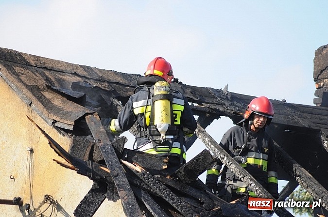 Zdjęcie w galerii na portalu naszraciborz.pl: Na Rakowcu spłonął dach domu wiadomości z regionu