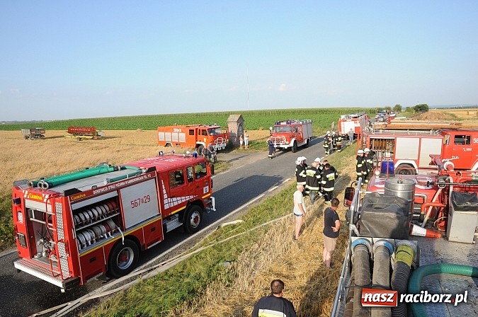 Zdjęcie w galerii na portalu naszraciborz.pl: Pożar w Pietraszynie. Strażacy ratowali zboże wiadomości z regionu
