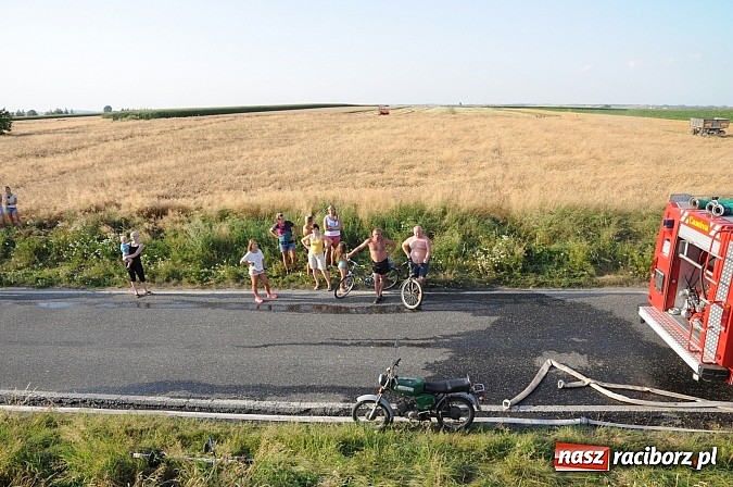 Zdjęcie w galerii na portalu naszraciborz.pl: Pożar w Pietraszynie. Strażacy ratowali zboże wiadomości z regionu