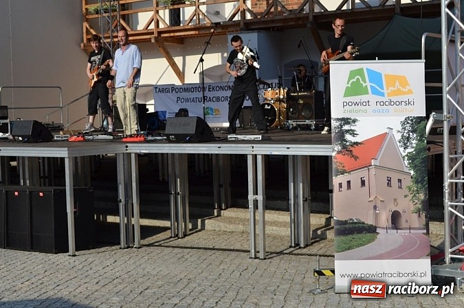 Zdjęcie w galerii na portalu naszraciborz.pl: Folkowa muzyczna podróż na zamku wiadomości z regionu