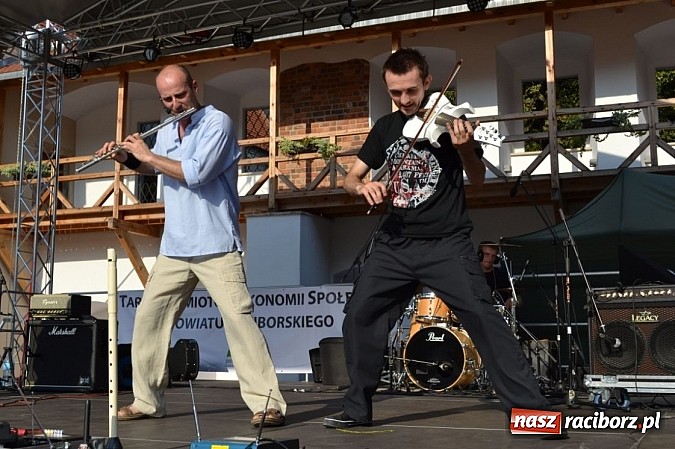 Zdjęcie w galerii na portalu naszraciborz.pl: Folkowa muzyczna podróż na zamku wiadomości z regionu