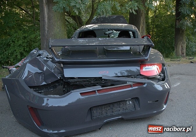 Zdjęcie w galerii na portalu naszraciborz.pl: Porsche 911 w strzępach. Finał podróży pirata wiadomości z regionu