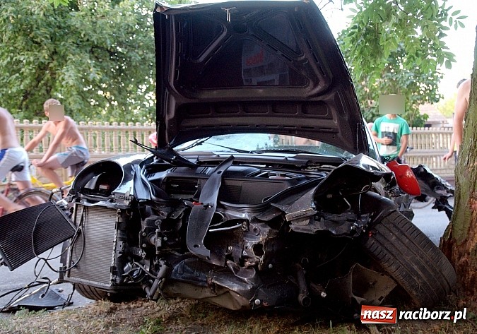 Zdjęcie w galerii na portalu naszraciborz.pl: Porsche 911 w strzępach. Finał podróży pirata wiadomości z regionu