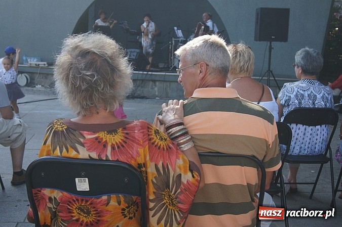 Zdjęcie w galerii na portalu naszraciborz.pl: Świetna zabawa przy 