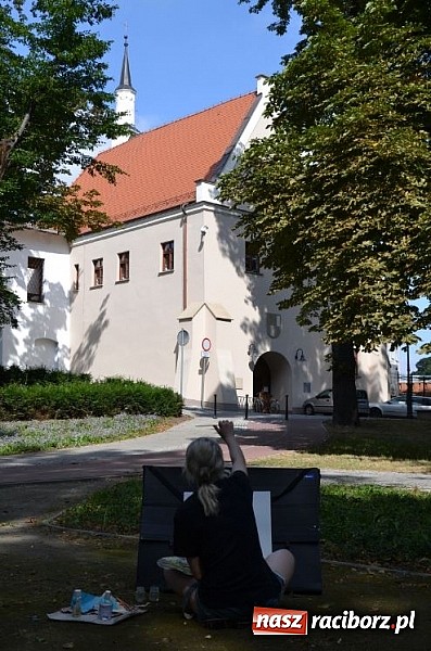 Zdjęcie w galerii na portalu naszraciborz.pl: Dawna siedziba Piastów utrwalana na obrazach wiadomości z regionu