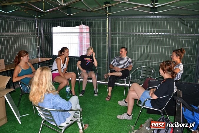 Zdjęcie w galerii na portalu naszraciborz.pl: Dawna siedziba Piastów utrwalana na obrazach wiadomości z regionu