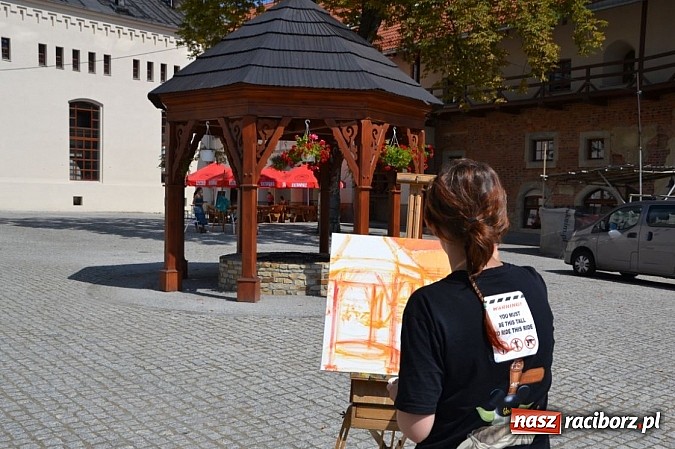 Zdjęcie w galerii na portalu naszraciborz.pl: Dawna siedziba Piastów utrwalana na obrazach wiadomości z regionu