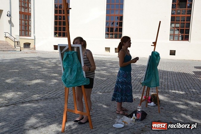 Zdjęcie w galerii na portalu naszraciborz.pl: Dawna siedziba Piastów utrwalana na obrazach wiadomości z regionu