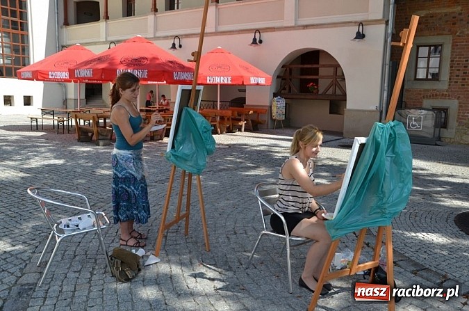 Zdjęcie w galerii na portalu naszraciborz.pl: Dawna siedziba Piastów utrwalana na obrazach wiadomości z regionu