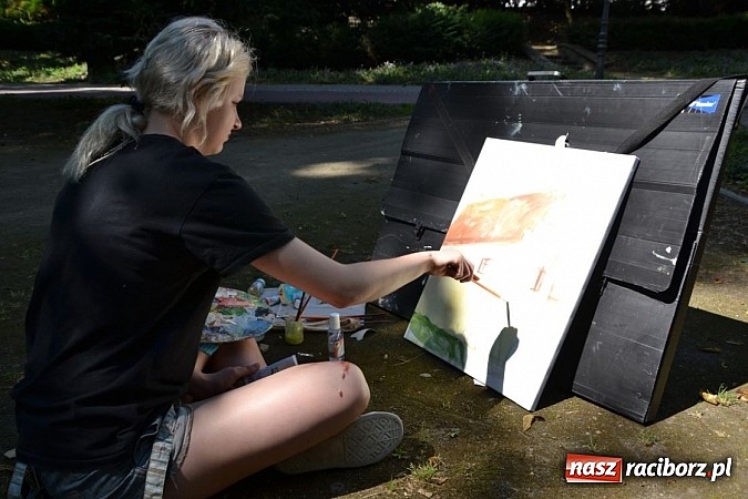 Zdjęcie w galerii na portalu naszraciborz.pl: Dawna siedziba Piastów utrwalana na obrazach wiadomości z regionu