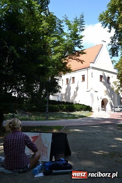 Zdjęcie w galerii na portalu naszraciborz.pl: Dawna siedziba Piastów utrwalana na obrazach wiadomości z regionu