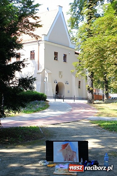 Zdjęcie w galerii na portalu naszraciborz.pl: Dawna siedziba Piastów utrwalana na obrazach wiadomości z regionu