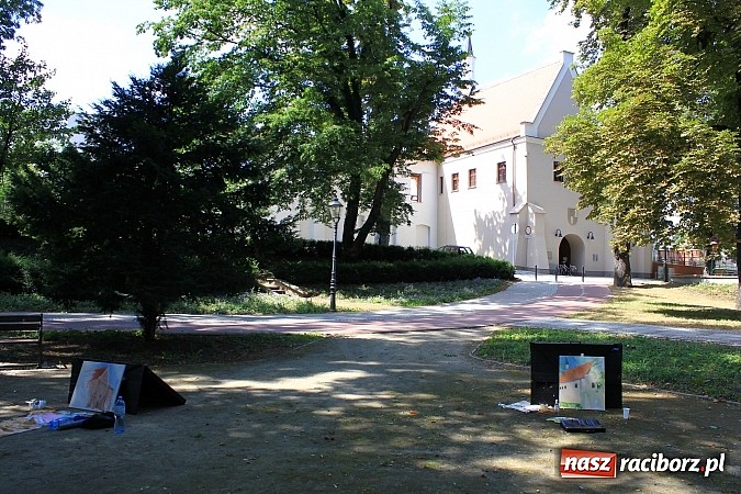 Zdjęcie w galerii na portalu naszraciborz.pl: Dawna siedziba Piastów utrwalana na obrazach wiadomości z regionu