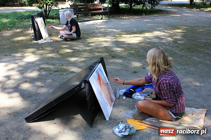 Zdjęcie w galerii na portalu naszraciborz.pl: Dawna siedziba Piastów utrwalana na obrazach wiadomości z regionu