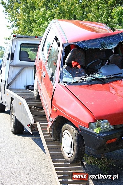 Zdjęcie w galerii na portalu naszraciborz.pl: Kolizja na feralnym zakręcie w Markowicach. Małżeństwo z dzieckiem w szpitalu wiadomości z regionu