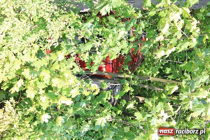 Zdjęcie w galerii na portalu naszraciborz.pl: Kolizja na feralnym zakręcie w Markowicach. Małżeństwo z dzieckiem w szpitalu wiadomości z regionu