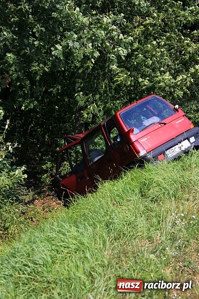 Zdjęcie w galerii na portalu naszraciborz.pl: Kolizja na feralnym zakręcie w Markowicach. Małżeństwo z dzieckiem w szpitalu wiadomości z regionu