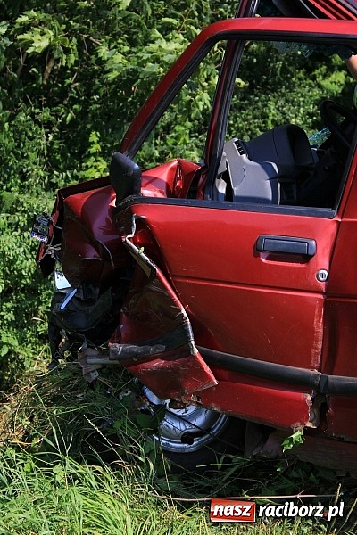 Zdjęcie w galerii na portalu naszraciborz.pl: Kolizja na feralnym zakręcie w Markowicach. Małżeństwo z dzieckiem w szpitalu wiadomości z regionu
