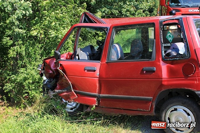 Zdjęcie w galerii na portalu naszraciborz.pl: Kolizja na feralnym zakręcie w Markowicach. Małżeństwo z dzieckiem w szpitalu wiadomości z regionu