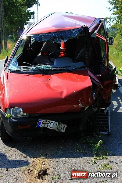 Zdjęcie w galerii na portalu naszraciborz.pl: Kolizja na feralnym zakręcie w Markowicach. Małżeństwo z dzieckiem w szpitalu wiadomości z regionu
