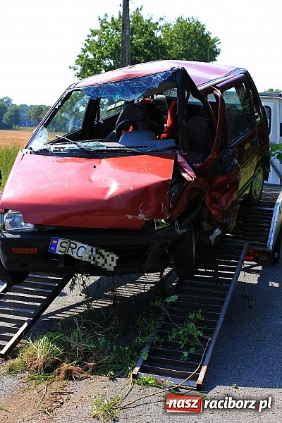 Zdjęcie w galerii na portalu naszraciborz.pl: Kolizja na feralnym zakręcie w Markowicach. Małżeństwo z dzieckiem w szpitalu wiadomości z regionu