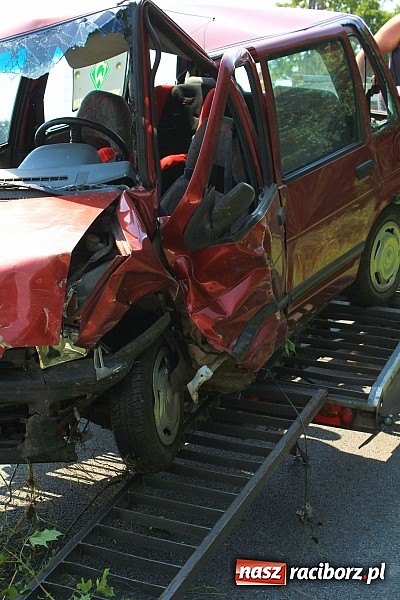 Zdjęcie w galerii na portalu naszraciborz.pl: Kolizja na feralnym zakręcie w Markowicach. Małżeństwo z dzieckiem w szpitalu wiadomości z regionu