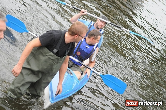 Zdjęcie w galerii na portalu naszraciborz.pl: Zabrakło miejsc w kajakach i pontonach. Miting wodniacki Morawskich Wrót wiadomości z regionu
