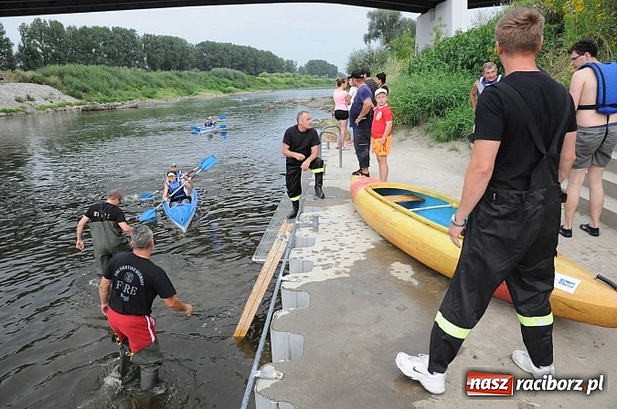 Zdjęcie w galerii na portalu naszraciborz.pl: Zabrakło miejsc w kajakach i pontonach. Miting wodniacki Morawskich Wrót wiadomości z regionu