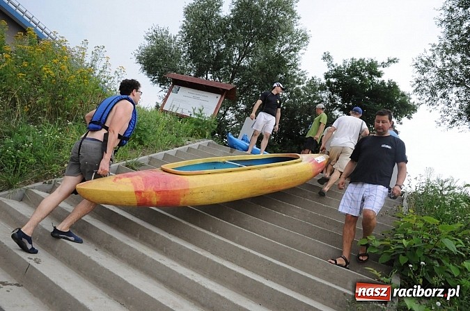 Zdjęcie w galerii na portalu naszraciborz.pl: Zabrakło miejsc w kajakach i pontonach. Miting wodniacki Morawskich Wrót wiadomości z regionu