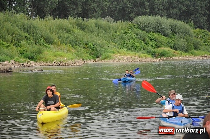 Zdjęcie w galerii na portalu naszraciborz.pl: Zabrakło miejsc w kajakach i pontonach. Miting wodniacki Morawskich Wrót wiadomości z regionu