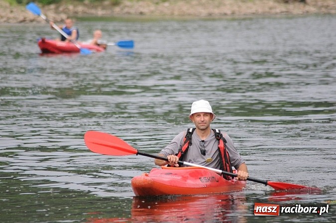 Zdjęcie w galerii na portalu naszraciborz.pl: Zabrakło miejsc w kajakach i pontonach. Miting wodniacki Morawskich Wrót wiadomości z regionu