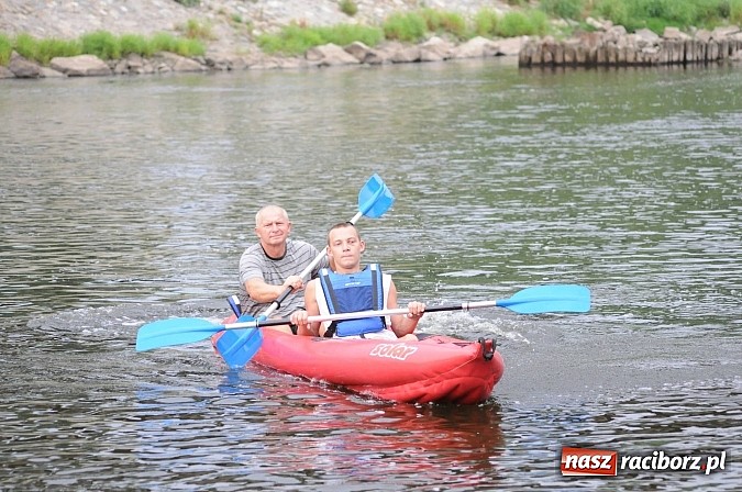 Zdjęcie w galerii na portalu naszraciborz.pl: Zabrakło miejsc w kajakach i pontonach. Miting wodniacki Morawskich Wrót wiadomości z regionu