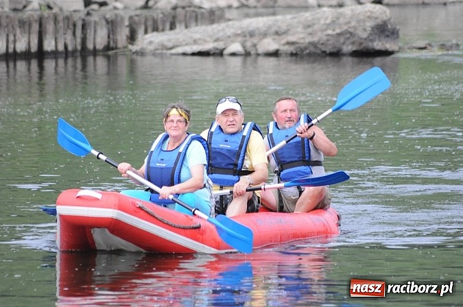 Zdjęcie w galerii na portalu naszraciborz.pl: Zabrakło miejsc w kajakach i pontonach. Miting wodniacki Morawskich Wrót wiadomości z regionu