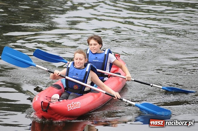 Zdjęcie w galerii na portalu naszraciborz.pl: Zabrakło miejsc w kajakach i pontonach. Miting wodniacki Morawskich Wrót wiadomości z regionu