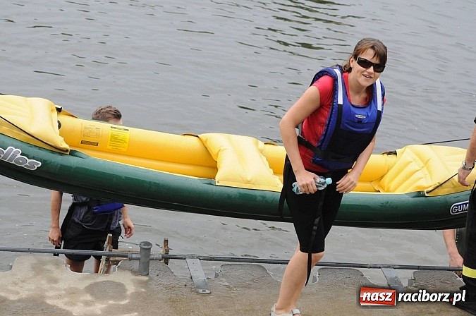 Zdjęcie w galerii na portalu naszraciborz.pl: Zabrakło miejsc w kajakach i pontonach. Miting wodniacki Morawskich Wrót wiadomości z regionu