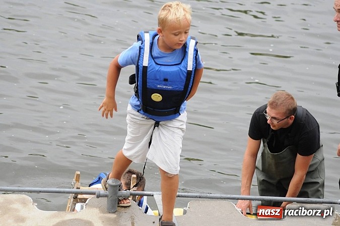 Zdjęcie w galerii na portalu naszraciborz.pl: Zabrakło miejsc w kajakach i pontonach. Miting wodniacki Morawskich Wrót wiadomości z regionu