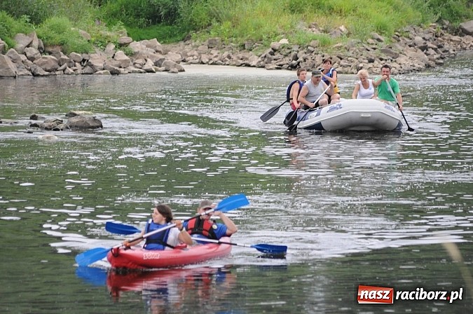 Zdjęcie w galerii na portalu naszraciborz.pl: Zabrakło miejsc w kajakach i pontonach. Miting wodniacki Morawskich Wrót wiadomości z regionu